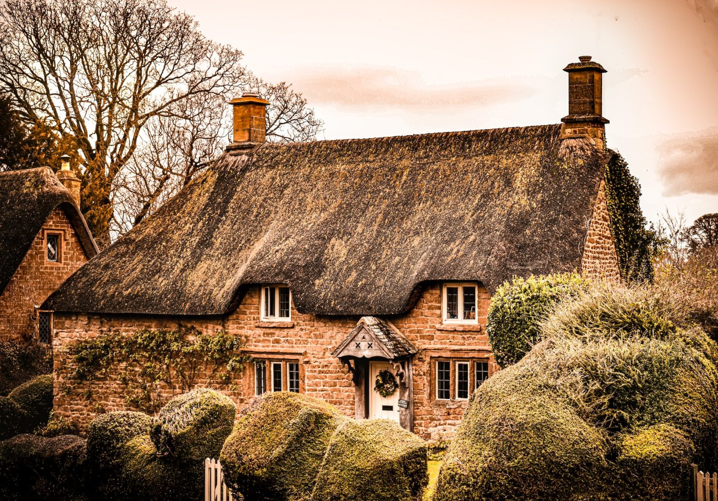 Places to Staycation in the Cotswolds a thatched cotswolds cottage in chipping norton
