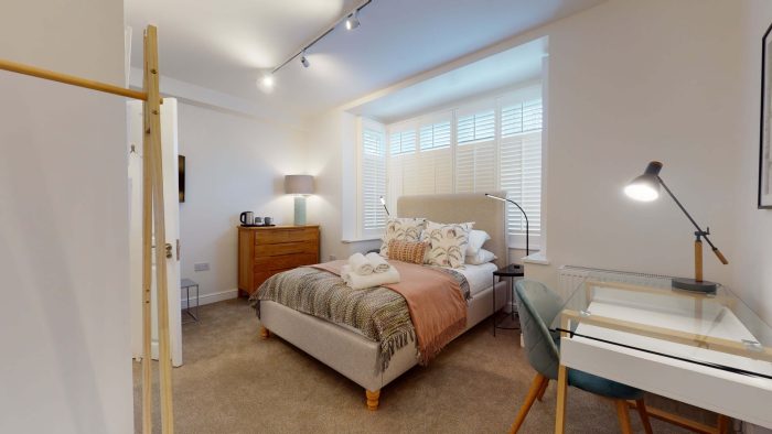 A beautiful bedroom in a serviced apartment in central Oxford
